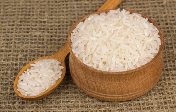 Ahşap bardak ve kaşık pilav ile