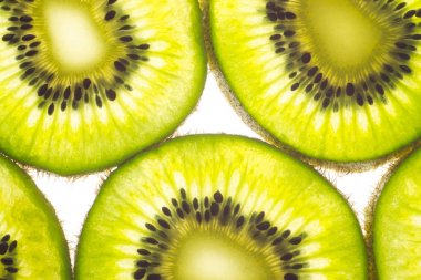 Yeşil kivi meyve, göl kenarında beyaz arka plan üzerinde