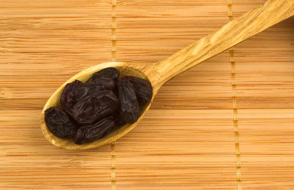 Bambu zemin üzerine kuru üzüm