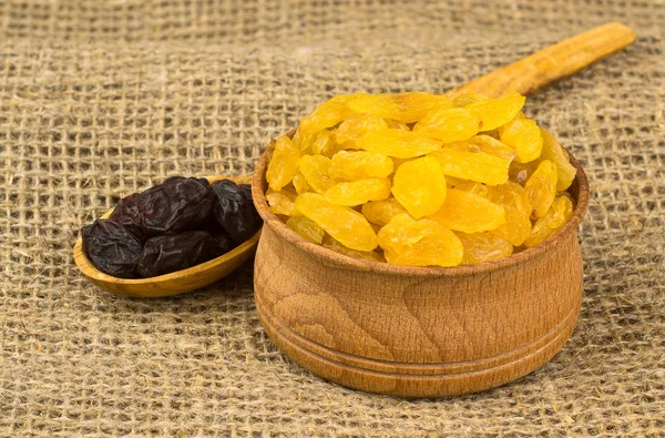 üzerine bir tahta kaşık kuru üzüm