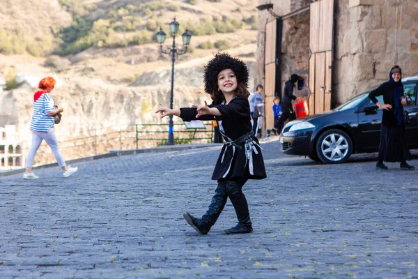 Bonito menina georgiana vestida com roupas tradicionais Fotos De Bancos De Imagens Sem Royalties