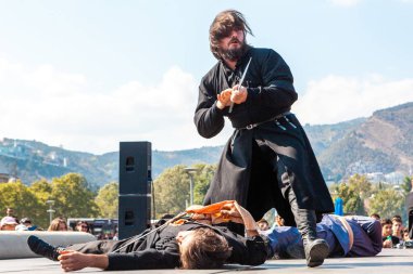 Ulusal kıyafetler giymiş Gürcü erkekler - Chokha - gösteri