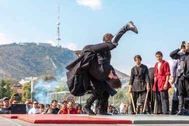Ulusal kıyafetler giymiş Gürcü erkekler - Chokha - gösteri