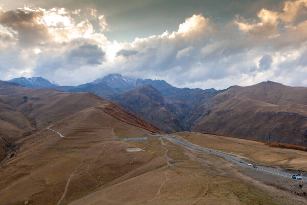 Гора Казбек на Большом Кавказе ранней осенью в хорошую облачность
 