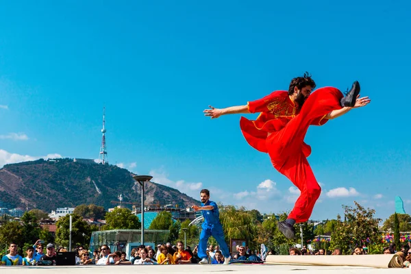 Canlı kırmızı kimonolu adam.