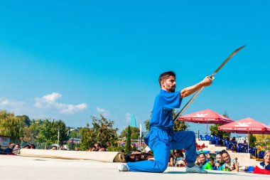 Canlı mavi kimonolu adam.