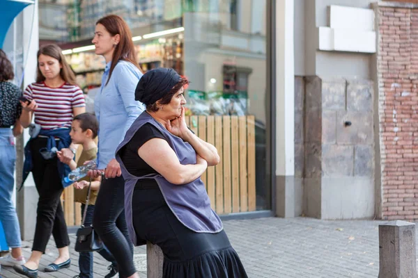 Mulher sentada na rua Fotos De Bancos De Imagens Sem Royalties