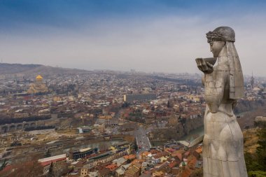 Tiflis, Georgia. Şubat 2020. Gürcistan 'ın Annesi' nin (Kartlis Deda) Sololaki Tepesi 'nden Tiflis şehrine tepeden bakan Elguja Amashukeli' nin hava manzarası.