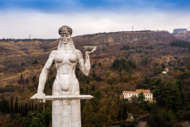 Tiflis, Georgia. Şubat 2020. Gürcistan 'ın Annesi' nin (Kartlis Deda) Sololaki Tepesi 'nden Tiflis şehrine tepeden bakan Elguja Amashukeli' nin hava manzarası.