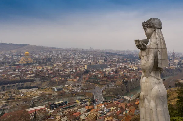 Tiflis, Georgia. Şubat 2020. Gürcistan 'ın Annesi' nin (Kartlis Deda) Sololaki Tepesi 'nden Tiflis şehrine tepeden bakan Elguja Amashukeli' nin hava manzarası.