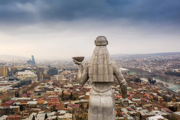 Tiflis, Georgia. Şubat 2020. Gürcistan 'ın Annesi' nin (Kartlis Deda) Sololaki Tepesi 'nden Tiflis şehrine tepeden bakan Elguja Amashukeli' nin hava manzarası.