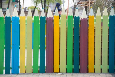 Büyük renkli kalemler ahşap çit