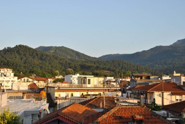 Renkli çatı ve güzel dağ arka plan, Yunanistan.
