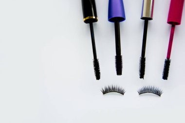 Sahte kirpik ve rimel fırçası