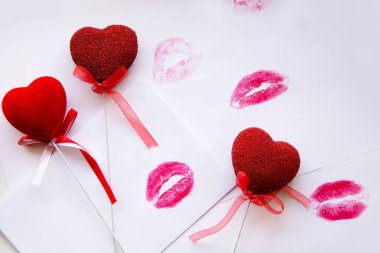 Tatlı ruj öper ve Sevgililer günü kırmızı Kalpler