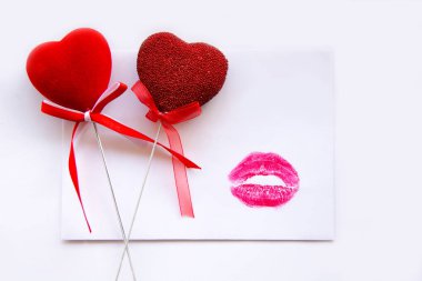 İki kırmızı Kalpler ve kırmızı ruj beyaz zemin üzerine, aşk mektubu öpücük.