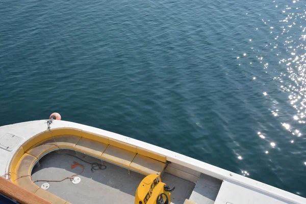 Şeffaf turkuaz deniz su ve tekne, yolculuk Akdeniz tarafından
