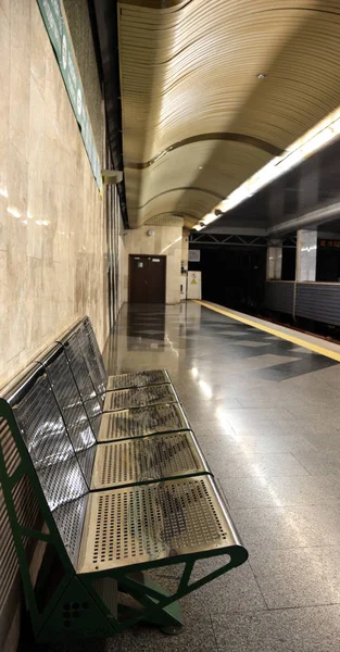 Длинные серебряные скамейки в метро — стоковое фото