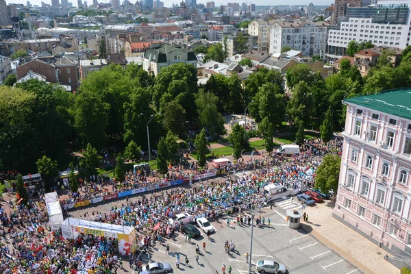 KIEV, UKRAINE - JUNE 1: Marathon runners in action at the Kiev Chestnut Run on June 1, 2015 in Kiev. — Stock Photo, Image