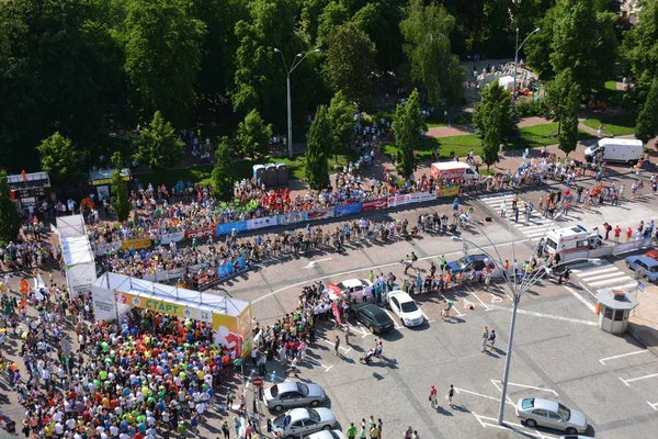 KIEV, UCRANIA - 1 DE JUNIO: Corredores de maratón en acción en la carrera de castañas de Kiev el 1 de junio de 2015 en Kiev . — Foto de Stock