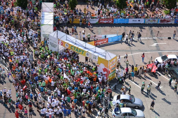 Kiev, Ukrayna - Haziran 1: Maraton koşucular Kiev kestane çalıştırmak 1 Haziran 2015 Kiev eylem.