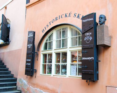 Prague, Çek Cumhuriyeti - 8 Mart 2017: küçük bir pencere café Prag eski şehir geleneksel pasta tradelnik sunan sokak.