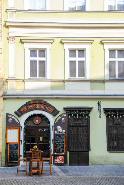 Praga, República Checa - 8 de marzo de 2017: Pequeño café ventana en la calle del casco antiguo de Praga que ofrece tradelnik pastelería tradicional . — Foto de Stock