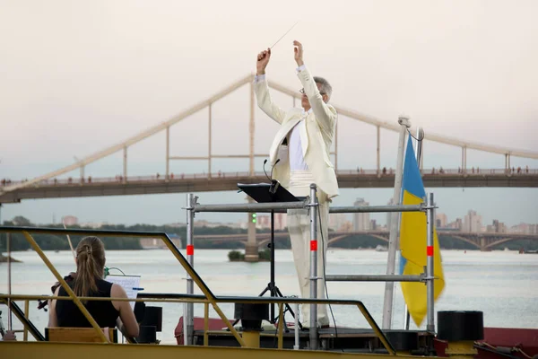 KIEV, UKRAINE - JUNE 30: Concert of the Symphonic Orchestra "Kiev-Classic" on the water under the direction of Herman Makarenko, an artist of UNESCO in the name of peace on June 30, 2017 in Kiev. — Stock Photo, Image