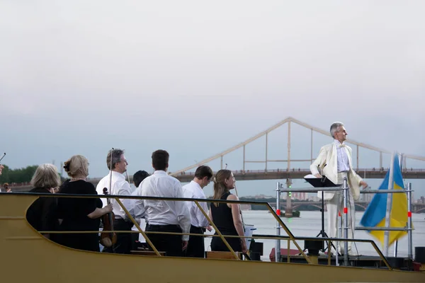 Kiev, Oekraïne - 30 juni: Concert van het symfonisch orkest "Kiev-Classic" op het water onder leiding van Herman Makarenko, een artiest van Unesco in naam van vrede op 30 juni, 2017 in Kiev. — Stockfoto