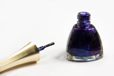 Tırnaklar için farklı renkli vernikler