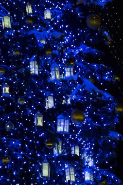 Güzel süslenen Noel ağacı Ayasofya Meydanı Kiev, Ukrayna.