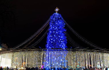 Kiev'deki Ayasofya meydanında güzel dekore edilmiş Noel ağacı, Ukrayna, 2018.