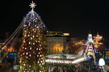 Merkezi şehir ve dekore edilmiş Noel ağacının Ayasofya Meydanı 2018 Kiev, Ukrayna, yukarıdan güzel görünüm.