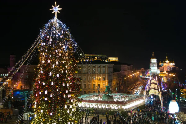 Merkezi şehir ve dekore edilmiş Noel ağacının Ayasofya Meydanı 2018 Kiev, Ukrayna, yukarıdan güzel görünüm.