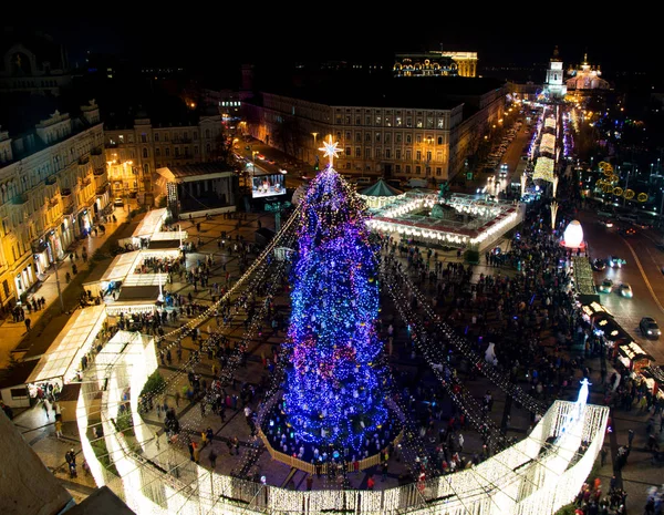 Merkezi şehir ve dekore edilmiş Noel ağacının Ayasofya Meydanı 2018 Kiev, Ukrayna, yukarıdan güzel görünüm.