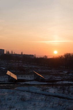 Gündoğumu üzerinde güneş bataryaları