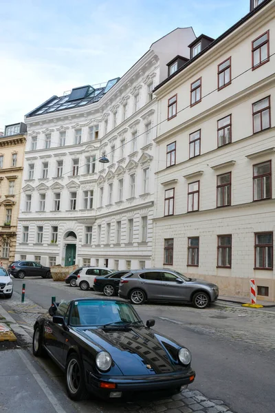 Porsche caddelerde eski araba