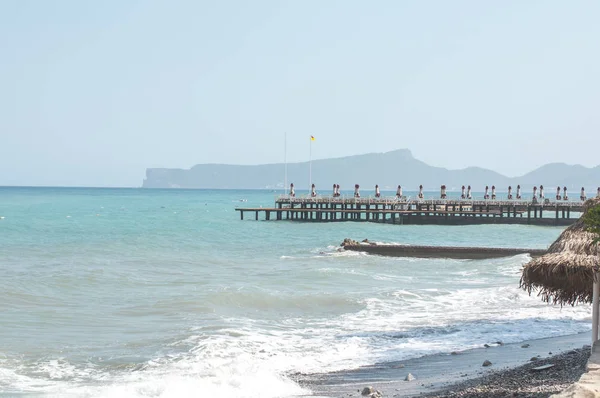 美丽的海浪拍打岩石，水面作为背景. — 图库照片