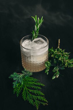 Siyah arkaplanda kozalaklı kokteyl