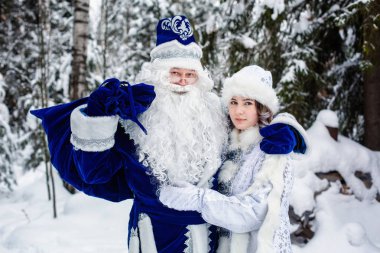 Karlı bir ormanda Rus Noel karakterleri Ded Moroz (Peder Frost) ve Snegurochka (kar kızı).