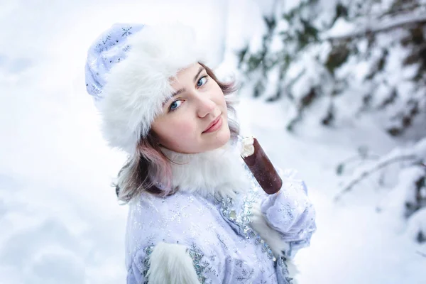Mädchen im Kostüm der Schneemädchen isst Eis am Stiel. Lustiger Schuss. Winter. Russische Weihnachtsfigur Schneemädchen. Neues Jahr. — Stockfoto