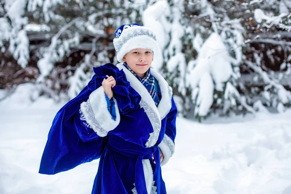 Um rapaz de fato de Father Frost com um saco de presentes. A Cristmas apresenta. Inverno, personagem russo de Natal Father Frost. Dia de inverno . — Fotografia de Stock