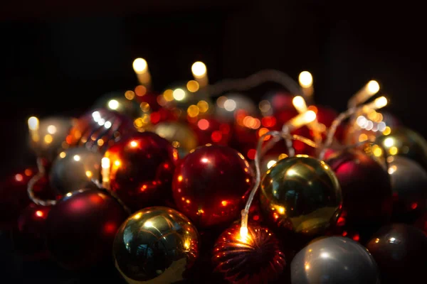 Couronne de Noël de jouets de Noël avec des lumières. Fond de Noël . — Photo