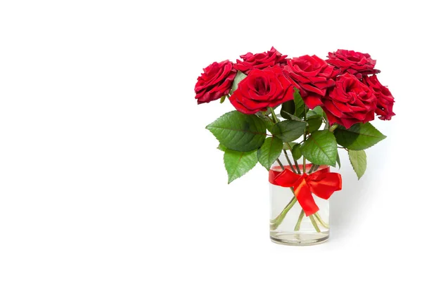 Bouquet di rose rosse in vaso di vetro su fondo bianco isolato. Nastro rosso. Biglietto d'auguri . — Foto Stock