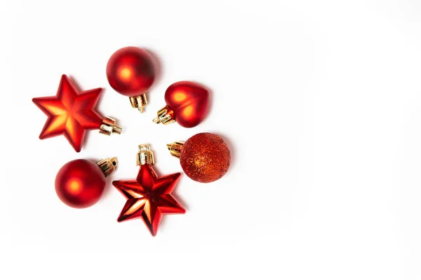 Червоні різдвяні іграшки на білому ізольованому фоні. Елементи дизайну. Святкова листівка, місце для копіювання . — стокове фото