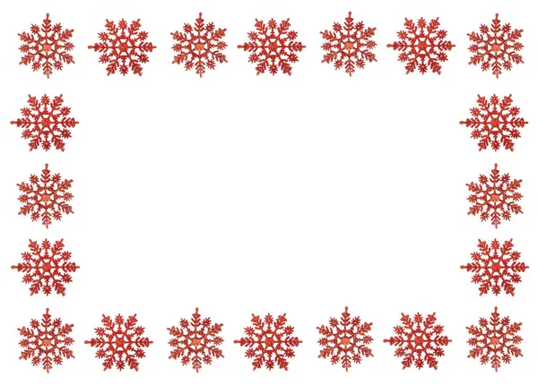 กรอบของเกล็ดหิมะสีแดงบนพื้นหลังที่แยกสีขาว บัตรวันหยุด, คัดลอกพื้นที่ กรอบคริสต์มาส . — ภาพถ่ายสต็อก