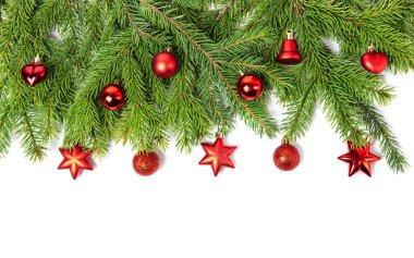 Beyaz izole bir arka planda ladin dallari. Kırmızı Noel oyuncakları, toplar. Yeni yıl kartları için yaratıcı çerçeve. Noel süslemesi.