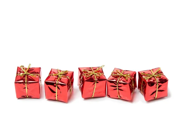 Vijf rode geschenkdozen op een witte geïsoleerde achtergrond. Design elementen voor Nieuwjaar en Kerstmis. — Stockfoto