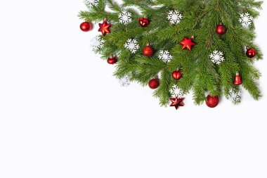 Noel düz bir kopyasıdır. Kırmızı Noel oyuncakları ve ladin dalları beyaz izole bir arka planda. Tatil kartı, kopyalama alanı. Tasarım elemanları. Noel çerçevesi. 