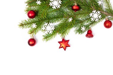 Noel düz bir kopyasıdır. Kırmızı Noel oyuncakları ve ladin dalları beyaz izole bir arka planda. Tatil kartı, kopyalama alanı. Tasarım ögeleri.  